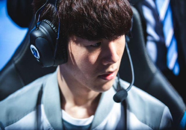 施以遏制球 施以遏制球